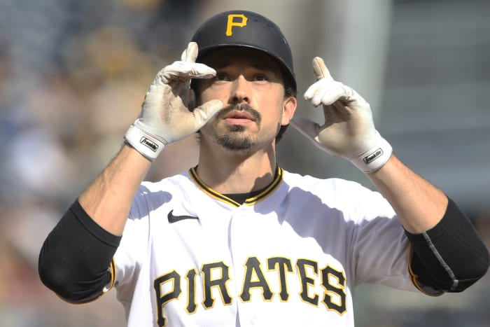 Pirates outfielder Bryan Reynolds points to the sky